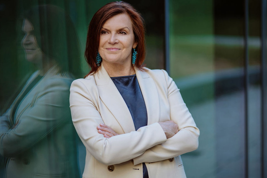 Juliana Ghasemipour-Yazdi, Gründerin von miticate, vor einer Glasfassade