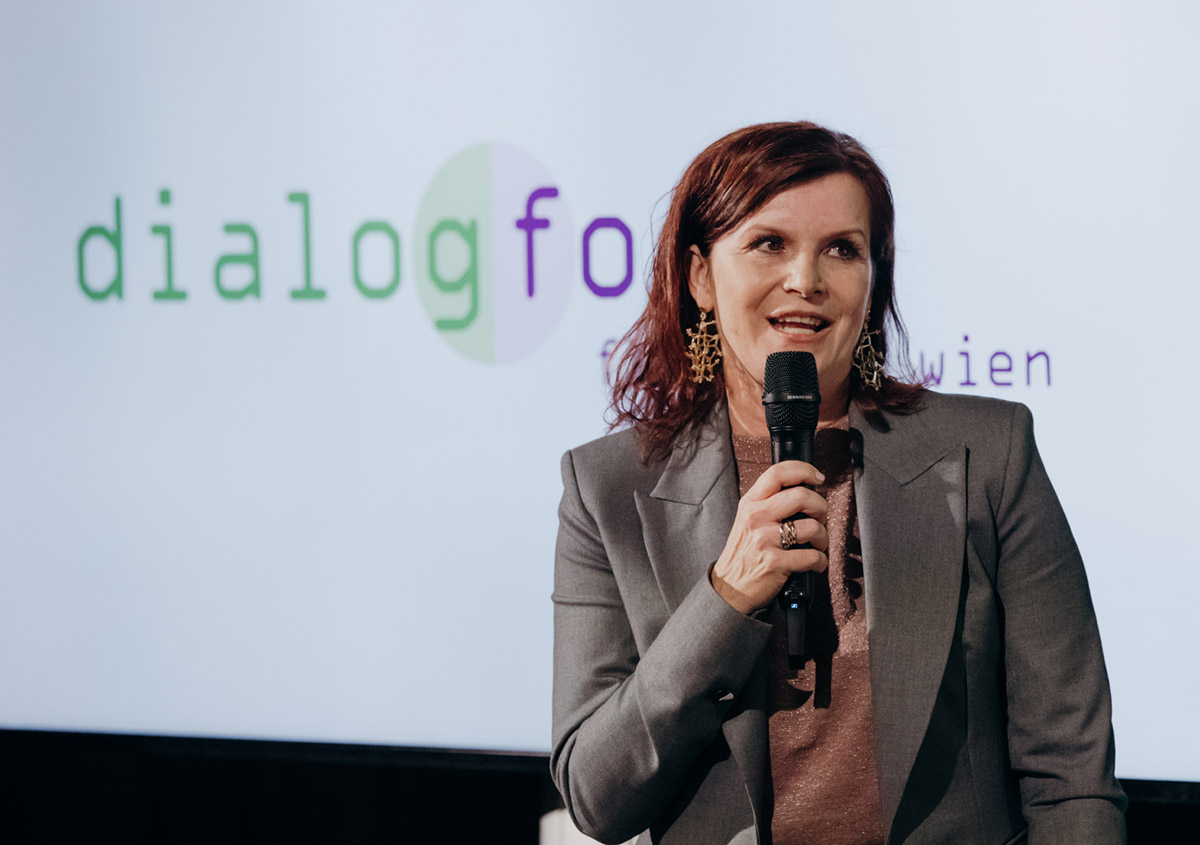 Juliana Ghasemipour-Yazdi hält einen Vortrag beim Dialogforum Flughafen Wien